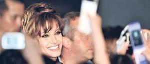 Eine Frau mit Vergangenheit. Hinter der strahlenden Fassade verbergen sich dunkle Abgründe – so sieht Biograf Andrew Morton die Schauspielerin Angelina Jolie, die hier bei der „Salt“-Premiere vergangene Woche in Tokio zu sehen ist. In Berlin wird sie den Thriller am 18. August präsentieren. Foto: dpa