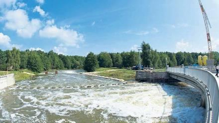 Kontrollierte Flut. Wassermassen ergießen aus dem Becken der Talsperre Spremberg in die Spree. Seit Dienstag werden 30 Kubikmeter Wasser pro Sekunde abgelassen. 