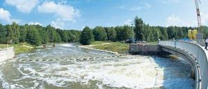 Kontrollierte Flut. Wassermassen ergießen aus dem Becken der Talsperre Spremberg in die Spree. Seit Dienstag werden 30 Kubikmeter Wasser pro Sekunde abgelassen. 
