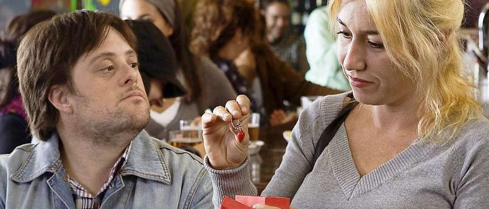 Hezenssache. Daniel (Pablo Pineda) und seine Arbeitskollegin Laura (Lola Duenas).