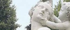 Abgebrochen. Auch diese Skupltur muss nun restauriert werden.