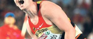 Fliiiiieeeg! Matthias de Zordo schickt den Speer mit Urgewalt auf die Reise. Foto: dpa