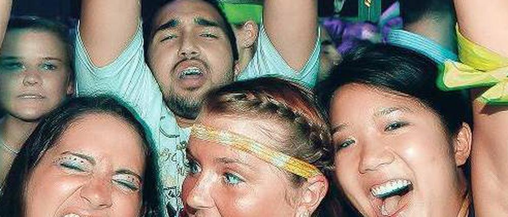 Bitte kreischen Sie jetzt. Tausende johlten im Tempelhofer Hangar. Als die Schweigeminute begann, verstanden viele gar nicht so schnell, was das jetzt soll. Foto: Davids