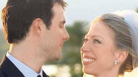 Ja gesagt. Chelsea Clinton und Marc Mezvinsky nach der Trauung.Foto: dpa