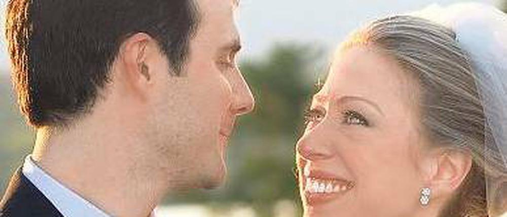 Ja gesagt. Chelsea Clinton und Marc Mezvinsky nach der Trauung.Foto: dpa