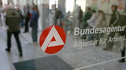 Die Zahl der Arbeitslosen ist im Jahresvergleich leicht zurückgegangen.