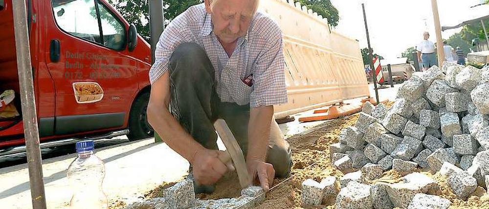 Steinsetzer Peter Riese ist seit fast 50 Jahren auf dem Bau. Die Hitze macht ihm dabei nichts aus, sagt er.