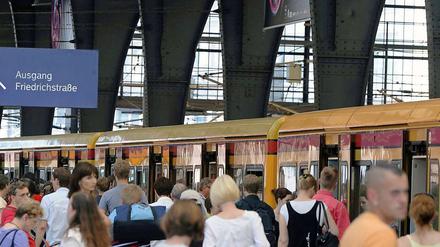 Wenn es nach der SPD-Fraktion ginge, würde dieses Gedrängel bald nicht mehr nötig sein. Der verkehrspolitische Sprecher Christian Gaebler fordert ab September eine schrittweise Verlängerung der S-Bahn-Züge und wieder Verkehr auf allen Strecken.