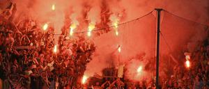 Massives Abbrennen von Feuerwerkskörpern: Eine Zuschauerin erlitt schwere Verbrennungen.