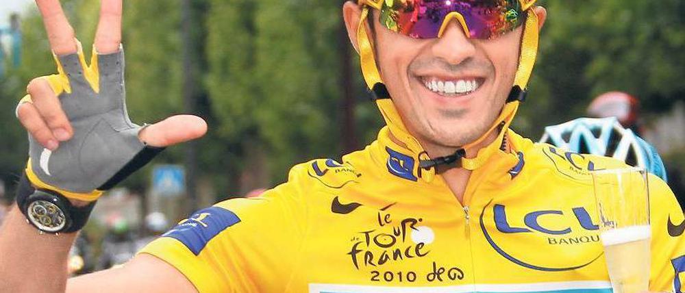 Undurchdringlich und hölzern. Alberto Contador konnte gestern in Paris seinen wenig spektakulären dritten Tour-Sieg feiern. Foto: dpa