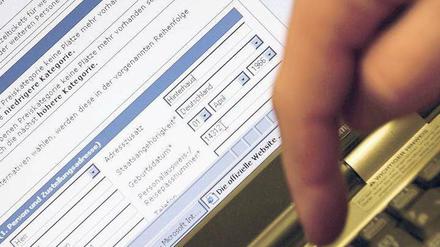 Karte kommt gleich aus dem Drucker. E-Tickets sind am weitesten im Luftverkehr verbreitet, aber auch in allen anderen Bereichen des öffentlichen Lebens und Verkehrs anzutreffen. Sehr praktisch - wenn Sicherheitsstandards beachtet werden. Foto: dpa