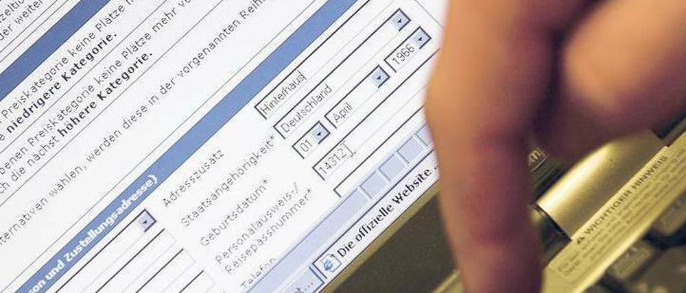 Karte kommt gleich aus dem Drucker. E-Tickets sind am weitesten im Luftverkehr verbreitet, aber auch in allen anderen Bereichen des öffentlichen Lebens und Verkehrs anzutreffen. Sehr praktisch - wenn Sicherheitsstandards beachtet werden. Foto: dpa