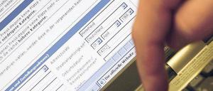 Karte kommt gleich aus dem Drucker. E-Tickets sind am weitesten im Luftverkehr verbreitet, aber auch in allen anderen Bereichen des öffentlichen Lebens und Verkehrs anzutreffen. Sehr praktisch - wenn Sicherheitsstandards beachtet werden. Foto: dpa