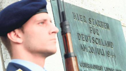 Gedenken im Bendlerblock. Im Ehrenhof des Verteidigungsministeriums wurde am Dienstag an das gescheiterte Hitler-Attentat und die für den Putschversuch getöteten Offiziere des 20. Juli 1944 erinnert. Am Abend sollte das traditionelle Gelöbnis von Bundeswehr-Rekruten vor dem Reichstagsgebäude stattfinden. Foto: dpa/Wolfgang Kumm
