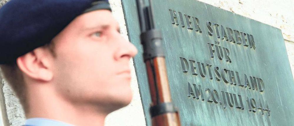 Gedenken im Bendlerblock. Im Ehrenhof des Verteidigungsministeriums wurde am Dienstag an das gescheiterte Hitler-Attentat und die für den Putschversuch getöteten Offiziere des 20. Juli 1944 erinnert. Am Abend sollte das traditionelle Gelöbnis von Bundeswehr-Rekruten vor dem Reichstagsgebäude stattfinden. Foto: dpa/Wolfgang Kumm