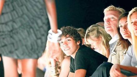 Papi, guck mal. Promis wie Boris Becker (3. v. r.) und sein Sohn Noah (4. v. r.) bekommen oft mehr Aufmerksamkeit als die Mode. Foto: rts