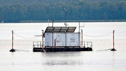 Eine Messinsel im Berliner Müggelsee. Ein junger Mann hat am Donnerstagmittag gemeinsam mit drei Freunden versucht, zu einer Messinsel zu schwimmen.