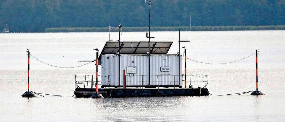 Eine Messinsel im Berliner Müggelsee. Ein junger Mann hat am Donnerstagmittag gemeinsam mit drei Freunden versucht, zu einer Messinsel zu schwimmen.