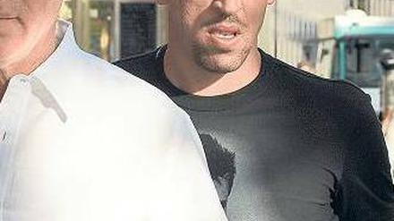 Vorladung. Bayern Münchens Mittelfeldstar Franck Ribéry trifft am Dienstag zu seinem Vernehmungstermin bei der Polizei in Paris ein. Foto: Bertrand Guay/AFP