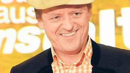 Nur echt mit Cordhütchen. Der Kabarettist Frank-Markus Barwasser kommt mit seiner Kunstfigur Erwin Pelzig zum ZDF-Kabarett. Vorgänger Georg Schramm freut sich auf Pelzigs „Quälpotenzial“, das Anstaltsleiter Urban Priol zu spüren bekommen wird.