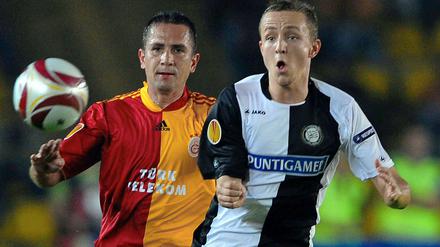 Mit Europacup-Erfahrung: Daniel Beichler (rechts) im Trikot von Sturm Graz im Duell mit Emre Asik von Galatasaray Istanbul.