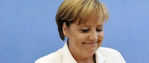 Bundeskanzlerin Angela Merkel verabschiedet sich guter Dinge in den Urlaub.
