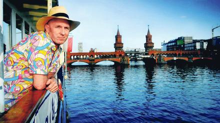 Fest vor Anker. Der Blick aus der „Eastern Comfort“ geht direkt auf die Oberbaumbrücke. Edgar Schmidt von Groeling hat aus dem Kahn ein schwimmendes Hostel gemacht. 