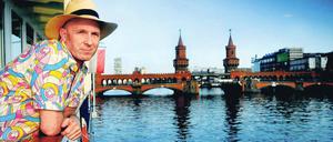 Fest vor Anker. Der Blick aus der „Eastern Comfort“ geht direkt auf die Oberbaumbrücke. Edgar Schmidt von Groeling hat aus dem Kahn ein schwimmendes Hostel gemacht.