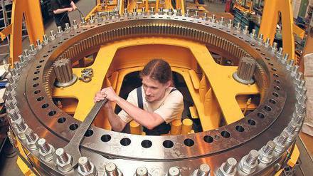 Ein großes Rad drehen. Die exportabhängige Industrie konnte ihre Produktion kräftig steigern. Auch das hier bei der Kirow Ardel AG in Leipzig gebaute Gestell eines Eisenbahndrehkrans ist für den Export nach China bestimmt. Foto: dpa