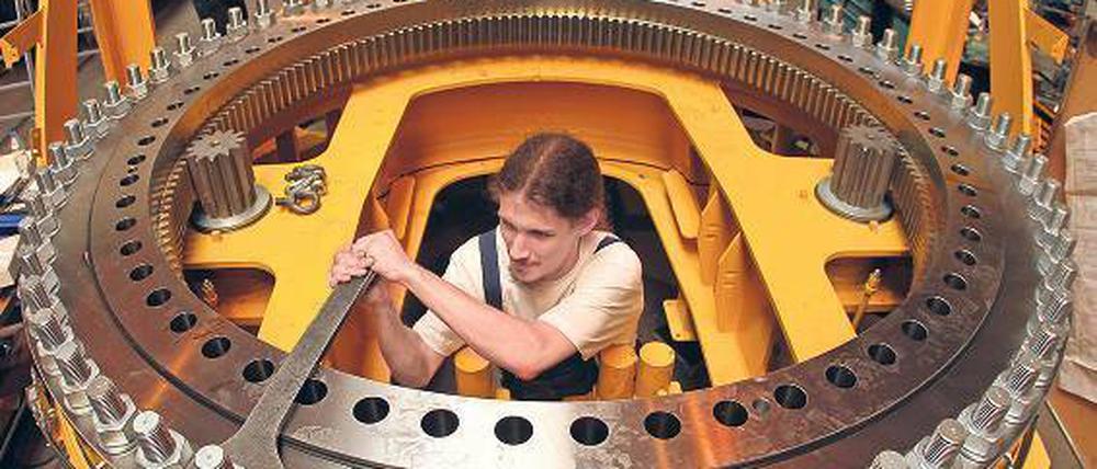 Ein großes Rad drehen. Die exportabhängige Industrie konnte ihre Produktion kräftig steigern. Auch das hier bei der Kirow Ardel AG in Leipzig gebaute Gestell eines Eisenbahndrehkrans ist für den Export nach China bestimmt. Foto: dpa