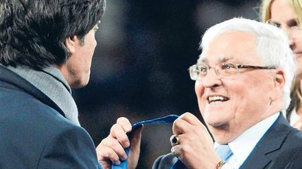 Einseitige Umarmung. DFB-Präsident Theo Zwanziger (rechts) umgarnte Bundestrainer Joachim Löw schon während der WM in Südafrika – doch der lässt ihn mit Gesprächen über eine Vertragsverlängerung warten. Und machtlos erscheinen. Foto: ddp