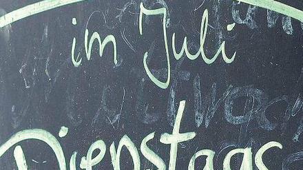 Auch ein Weg. In Hamburg wirbt eine Eisdiele mit „Rentner-Rabatt im Juli“, um die Älteren zum Eisessen zu animieren. 