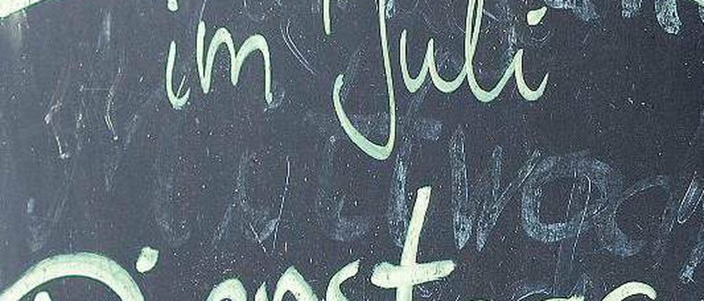 Auch ein Weg. In Hamburg wirbt eine Eisdiele mit „Rentner-Rabatt im Juli“, um die Älteren zum Eisessen zu animieren. 