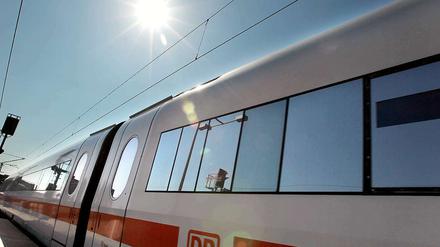 Die Hitze macht der Bahn und ihren Fahrgästen zu schaffen.