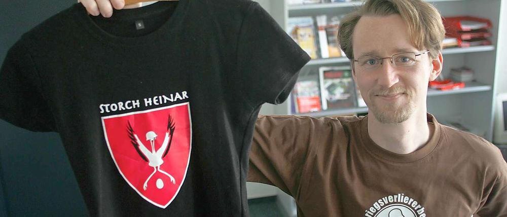 Storchenvater: Der mecklenburgische SPD-Abgeordnete Mathias Brodkorb persifliert rechtsextreme Mode der Marke Thor Steinar.