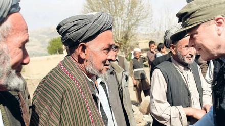 Nach dem Rechten sehen. Entwicklungsminister Niebel hat im April ein Wasserprojekt der staatlichen Entwicklungshilfe im nordafghanischen Faisabad besichtigt. 