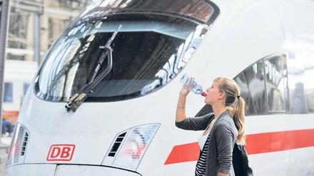 Viel trinken. Wenn im Zug die Klimaanlage ausfällt, helfen die einfachsten Lösungen. Ein Liter pro Stunde kann nicht schaden.