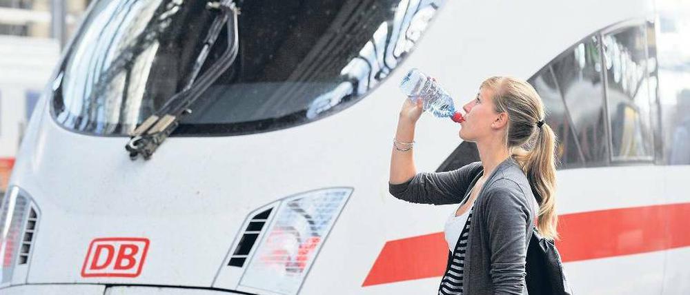Viel trinken. Wenn im Zug die Klimaanlage ausfällt, helfen die einfachsten Lösungen. Ein Liter pro Stunde kann nicht schaden. 