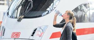 Viel trinken. Wenn im Zug die Klimaanlage ausfällt, helfen die einfachsten Lösungen. Ein Liter pro Stunde kann nicht schaden.