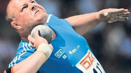 Teddy an der Kugel. Ralf Bartels, 32, ist der erfahrenere der beiden deutschen Kugelstoßer. Er fährt als Mitfavorit zur Europameisterschaft nach Barcelona, während der erst 20-jährige David Storl vor allem Erfahrungen sammeln soll. Foto: dpa