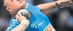 Teddy an der Kugel. Ralf Bartels, 32, ist der erfahrenere der beiden deutschen Kugelstoßer. Er fährt als Mitfavorit zur Europameisterschaft nach Barcelona, während der erst 20-jährige David Storl vor allem Erfahrungen sammeln soll. Foto: dpa