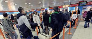 Anfang des Jahres gab es Schlangen wegen eines Warnstreiks, jetzt werden wegen der knappen Kalkulation Flüge gestrichen.