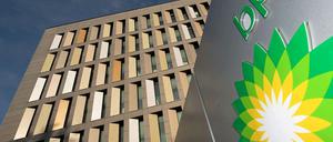 Das Logo von BP vor dem deutschen BP Zentrale in Bochum.