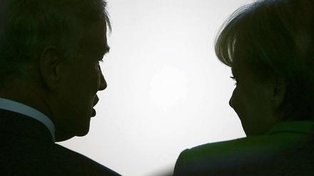 Ole von Beust geht. Die Kanzlerin versucht Kurs zu halten.