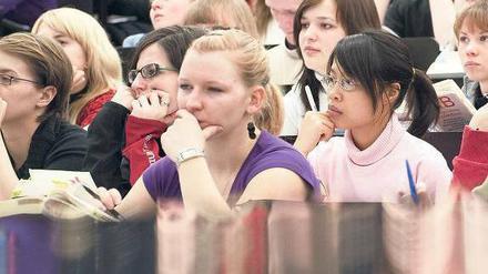 Lohn fürs Lernen. Durchschnittlich bekommen Studierende, die Bafög erhalten, 434 Euro im Monat.