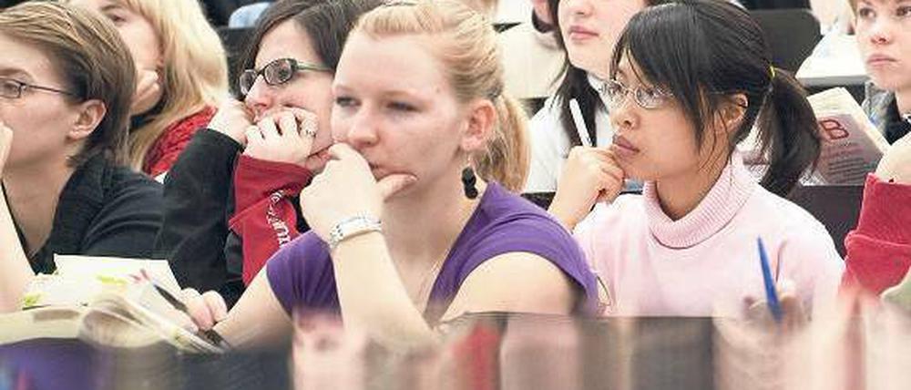 Lohn fürs Lernen. Durchschnittlich bekommen Studierende, die Bafög erhalten, 434 Euro im Monat.