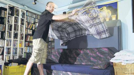 Eine Couch für alle Fälle. Über 1,6 Millionen Mitglieder aus 70 000 Städten sind mittlerweile auf der Internetseite des Gastfreundschaftsnetzwerks registriert. Wer nicht mit einem Schlafplatz aufwarten kann, verabredet sich mit den Reisenden zu einer Stadtrundfahrt oder einem Kaffee. Foto: dpa