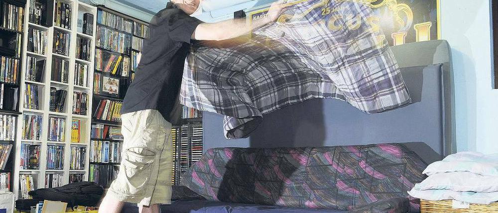 Eine Couch für alle Fälle. Über 1,6 Millionen Mitglieder aus 70 000 Städten sind mittlerweile auf der Internetseite des Gastfreundschaftsnetzwerks registriert. Wer nicht mit einem Schlafplatz aufwarten kann, verabredet sich mit den Reisenden zu einer Stadtrundfahrt oder einem Kaffee. Foto: dpa