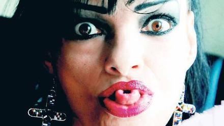 Kreuz im Ohr. Nina Hagen hat sich letztes Jahr taufen lassen. 