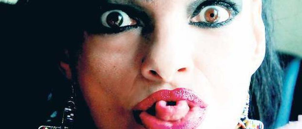 Kreuz im Ohr. Nina Hagen hat sich letztes Jahr taufen lassen.